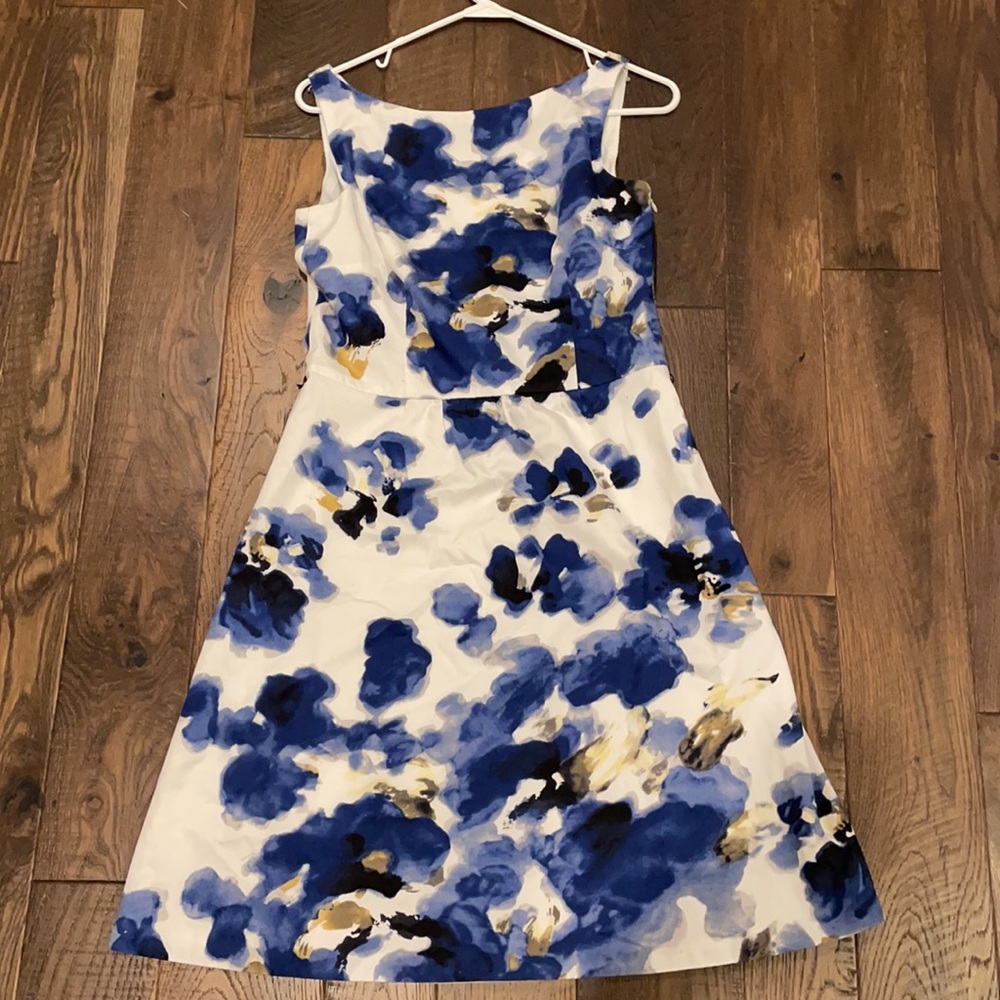 Ann Taylor size 8 blue floral sleeveless dress